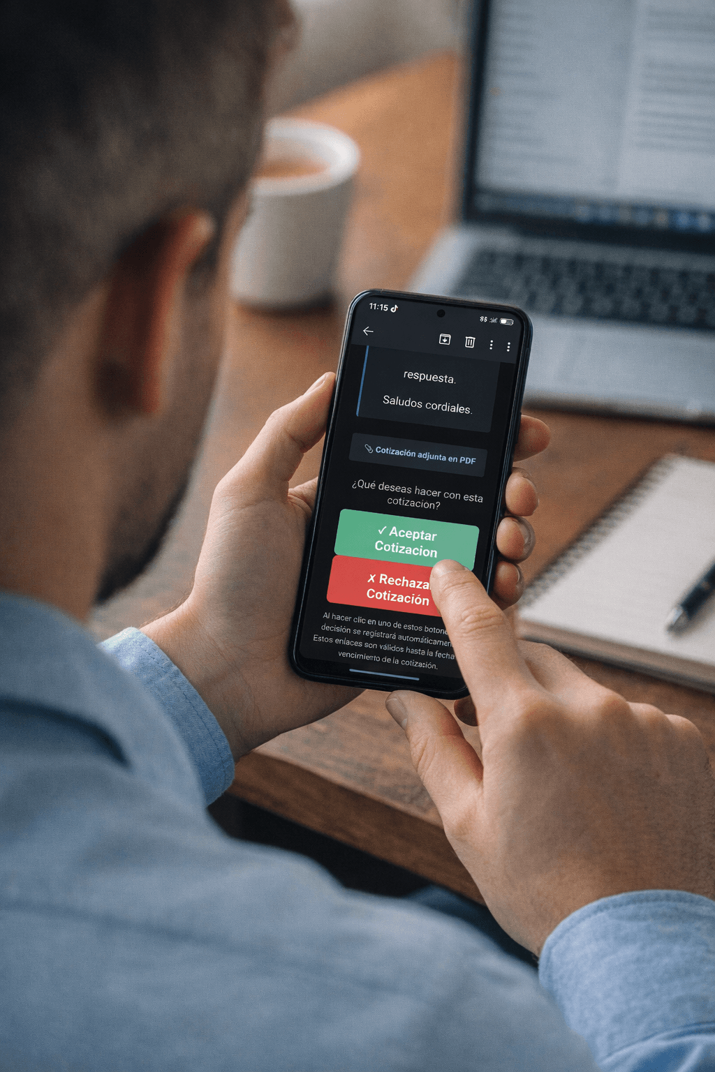 Cliente aceptando presupuesto profesional con un click desde el email - Flujo de aceptación de CotizaX